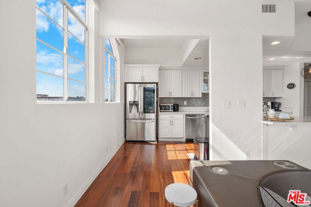 Image 25 of property listing at 801 Lorraine Boulevard 301, Los Angeles, CA 90005