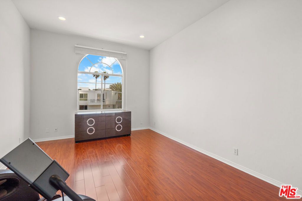 Image 26 of property listing at 801 Lorraine Boulevard 301, Los Angeles, CA 90005