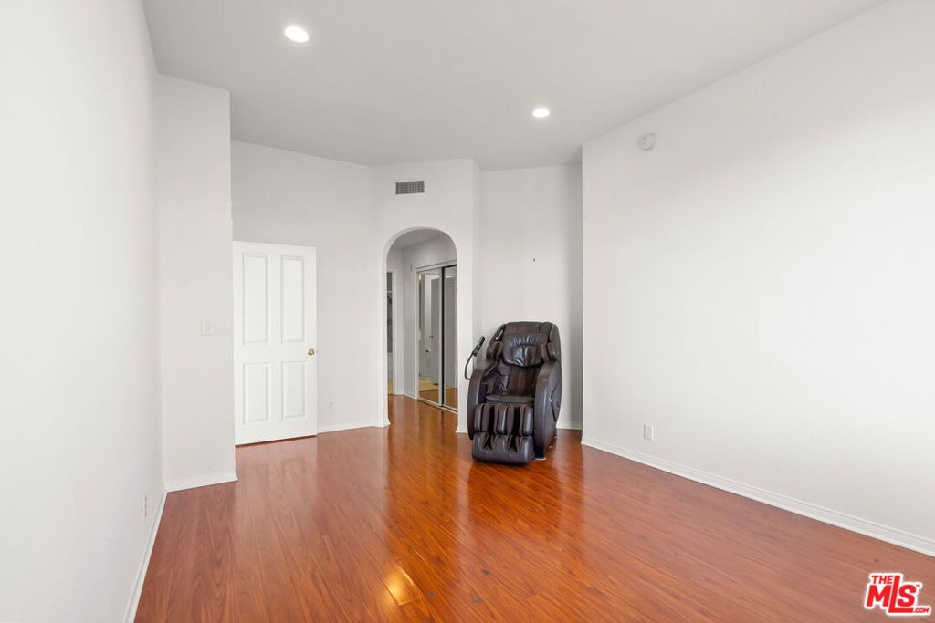 Image 27 of property listing at 801 Lorraine Boulevard 301, Los Angeles, CA 90005