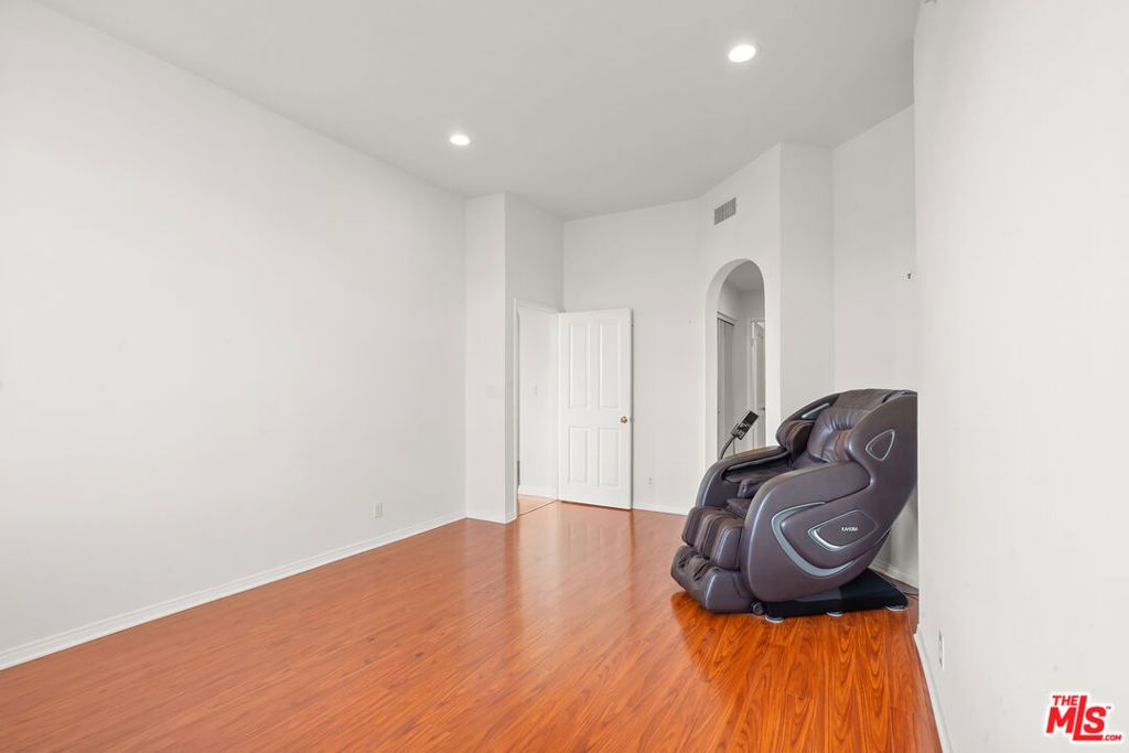 Image 28 of property listing at 801 Lorraine Boulevard 301, Los Angeles, CA 90005
