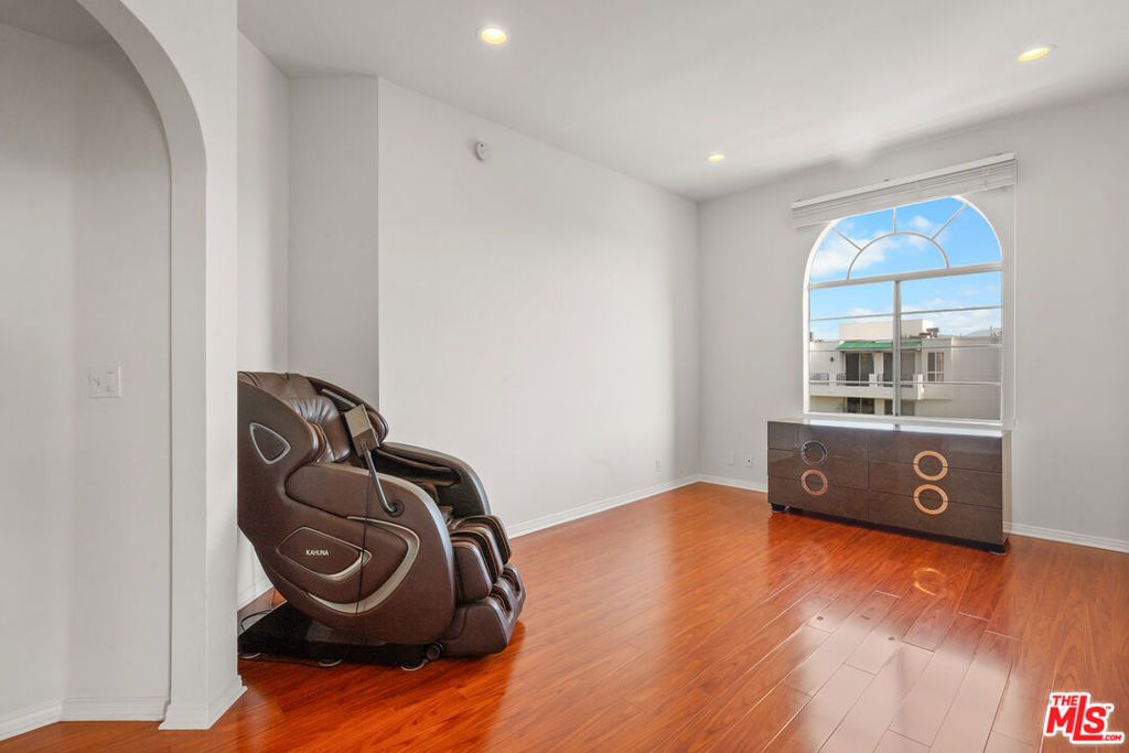 Image 29 of property listing at 801 Lorraine Boulevard 301, Los Angeles, CA 90005