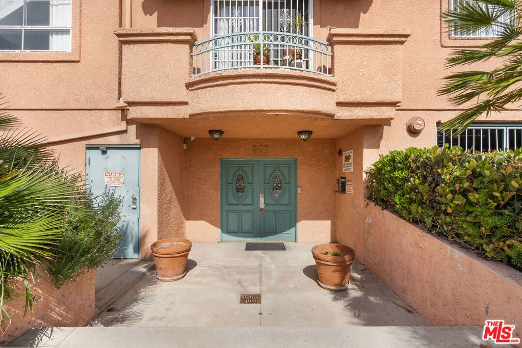 Image 3 of property listing at 801 Lorraine Boulevard 301, Los Angeles, CA 90005