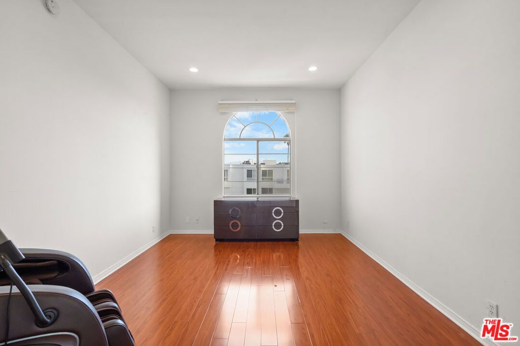 Image 30 of property listing at 801 Lorraine Boulevard 301, Los Angeles, CA 90005