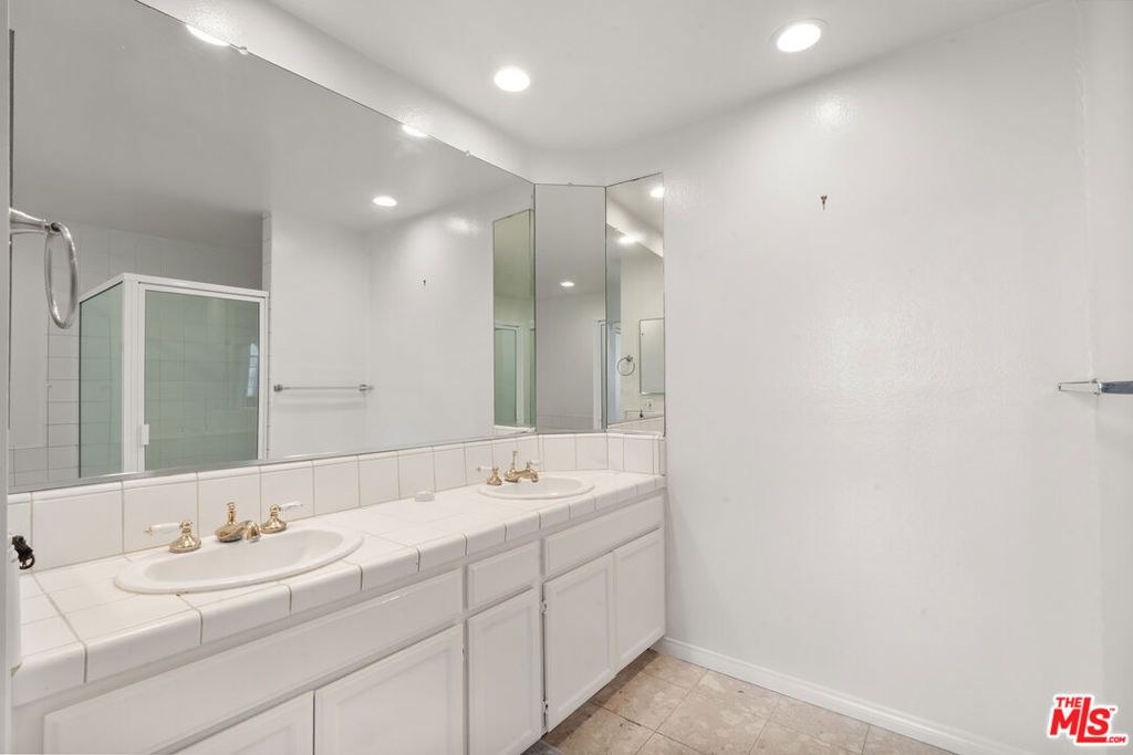 Image 32 of property listing at 801 Lorraine Boulevard 301, Los Angeles, CA 90005