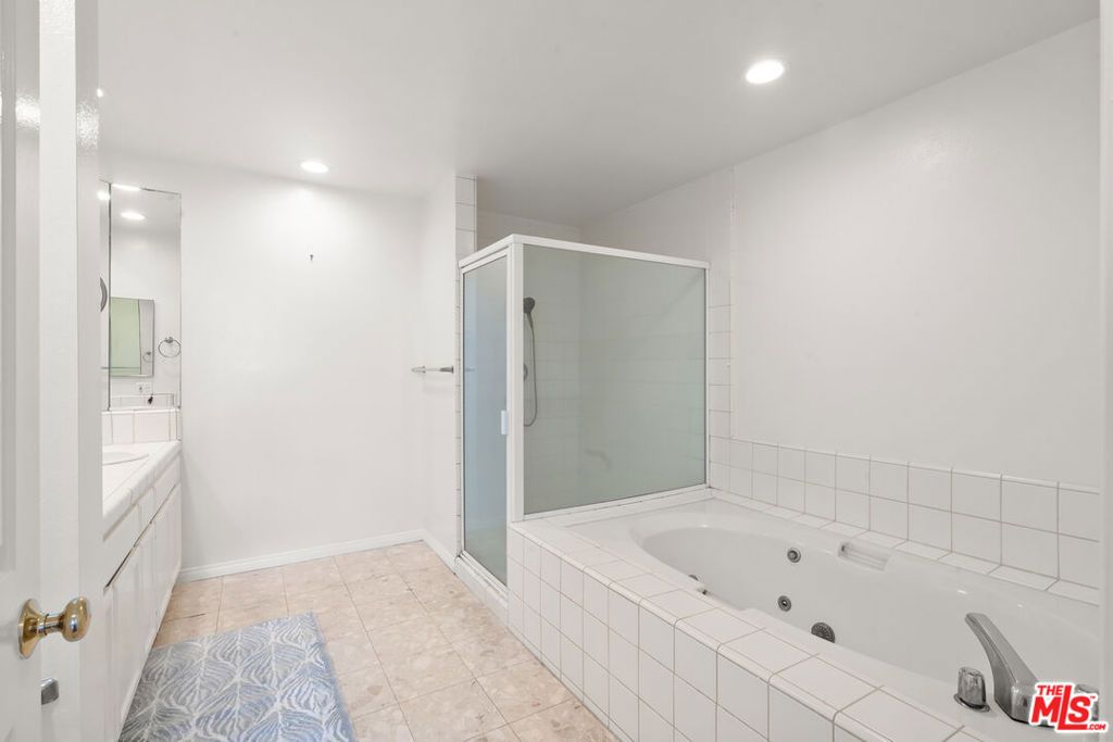 Image 33 of property listing at 801 Lorraine Boulevard 301, Los Angeles, CA 90005