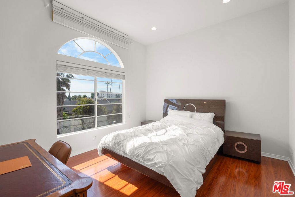 Image 35 of property listing at 801 Lorraine Boulevard 301, Los Angeles, CA 90005