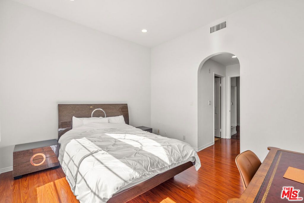 Image 36 of property listing at 801 Lorraine Boulevard 301, Los Angeles, CA 90005