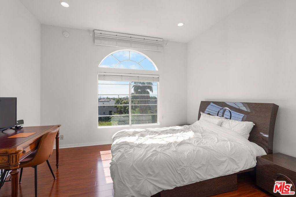 Image 37 of property listing at 801 Lorraine Boulevard 301, Los Angeles, CA 90005