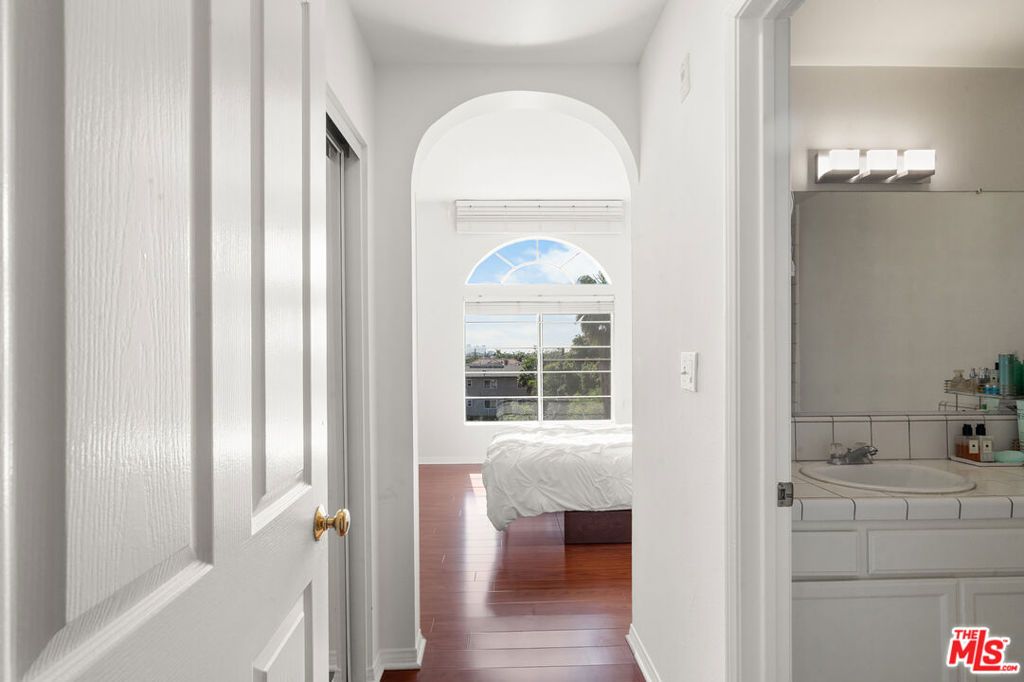 Image 39 of property listing at 801 Lorraine Boulevard 301, Los Angeles, CA 90005