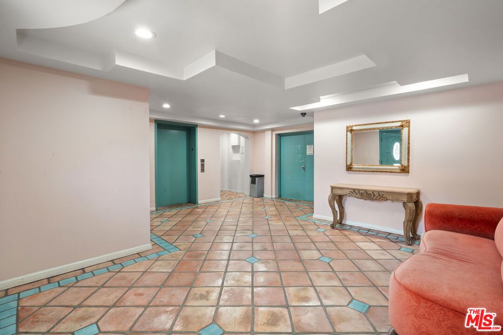 Image 4 of property listing at 801 Lorraine Boulevard 301, Los Angeles, CA 90005