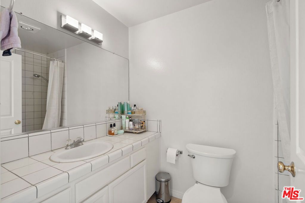 Image 40 of property listing at 801 Lorraine Boulevard 301, Los Angeles, CA 90005
