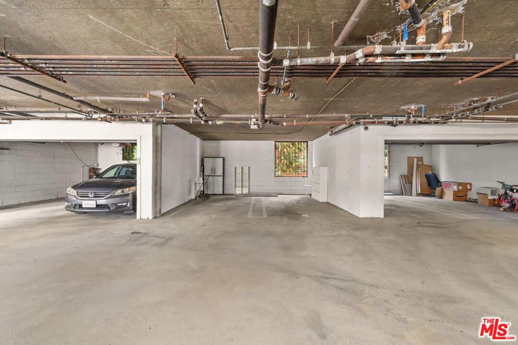 Image 41 of property listing at 801 Lorraine Boulevard 301, Los Angeles, CA 90005