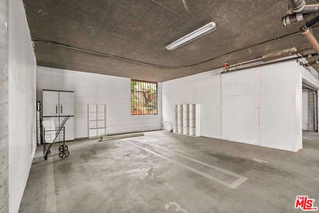 Image 42 of property listing at 801 Lorraine Boulevard 301, Los Angeles, CA 90005