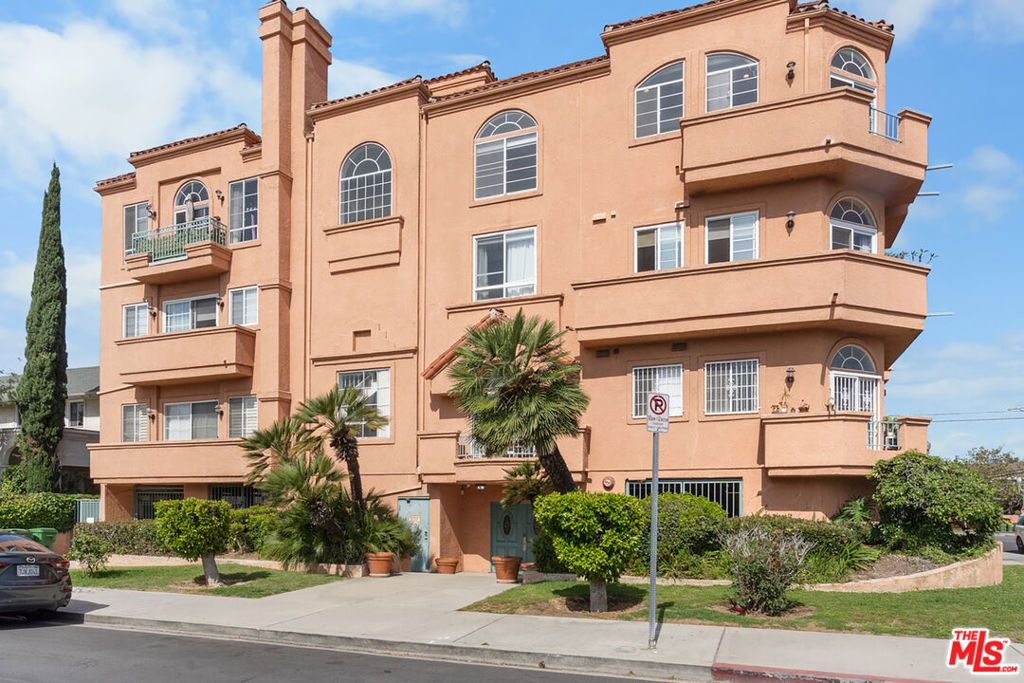 Image 44 of property listing at 801 Lorraine Boulevard 301, Los Angeles, CA 90005