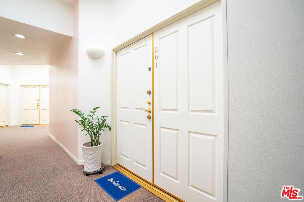 Image 5 of property listing at 801 Lorraine Boulevard 301, Los Angeles, CA 90005