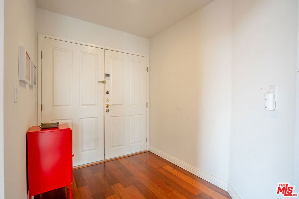 Image 7 of property listing at 801 Lorraine Boulevard 301, Los Angeles, CA 90005