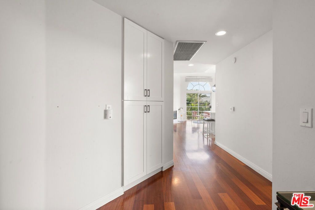 Image 8 of property listing at 801 Lorraine Boulevard 301, Los Angeles, CA 90005