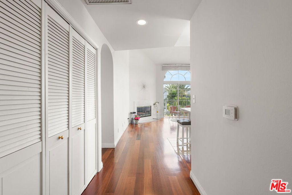 Image 9 of property listing at 801 Lorraine Boulevard 301, Los Angeles, CA 90005