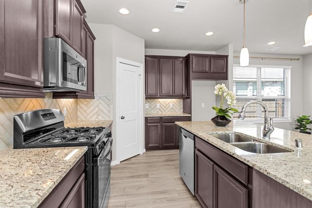 7809 Axis Ridge Drive, Magnolia, TX 77354