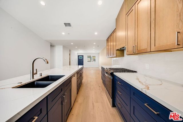7933 Zelzah Avenue, Reseda, CA 91335
