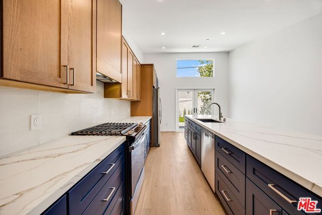 7933 Zelzah Avenue, Reseda, CA 91335