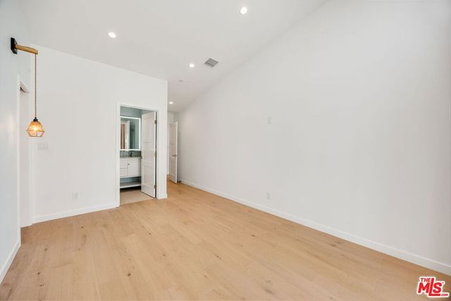 7933 Zelzah Avenue, Reseda, CA 91335