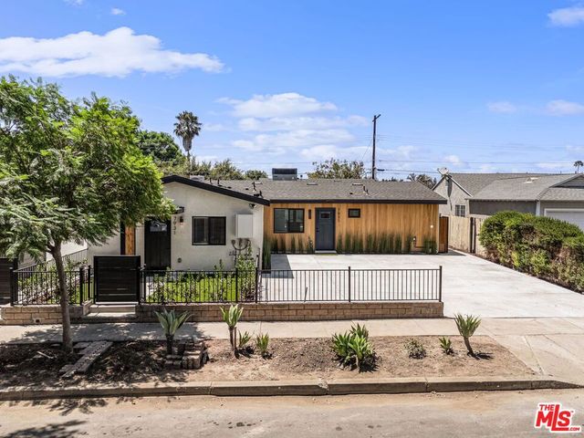 7933 Zelzah Avenue, Reseda, CA 91335