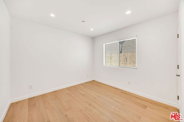 7933 Zelzah Avenue, Reseda, CA 91335