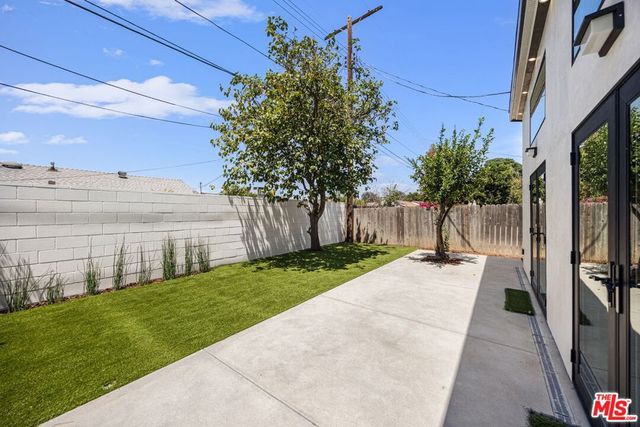 7933 Zelzah Avenue, Reseda, CA 91335
