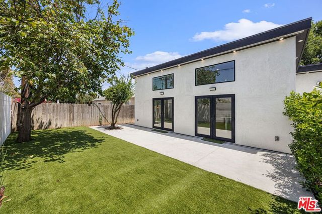 7933 Zelzah Avenue, Reseda, CA 91335