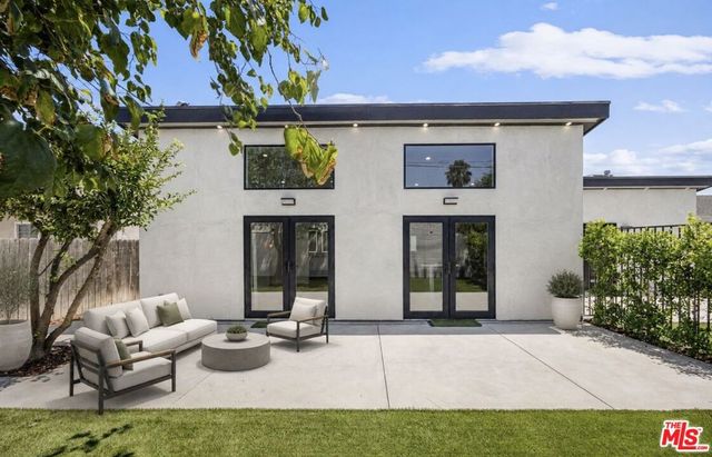 7933 Zelzah Avenue, Reseda, CA 91335