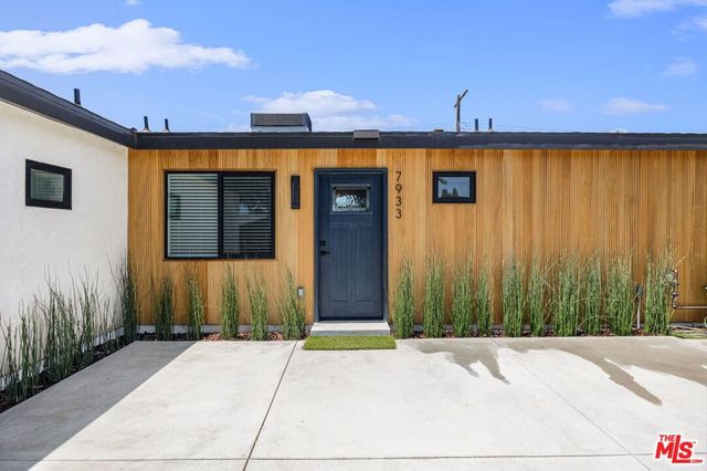 7933 Zelzah Avenue, Reseda, CA 91335