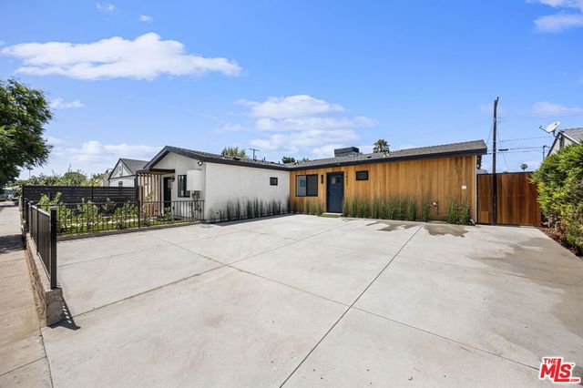 7933 Zelzah Avenue, Reseda, CA 91335