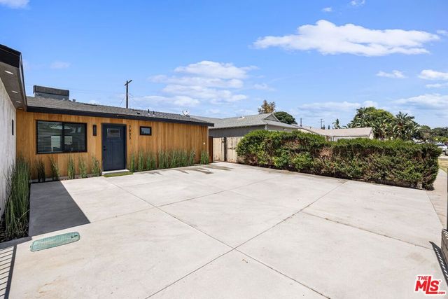 7933 Zelzah Avenue, Reseda, CA 91335