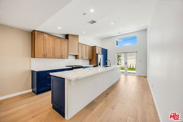 7933 Zelzah Avenue, Reseda, CA 91335