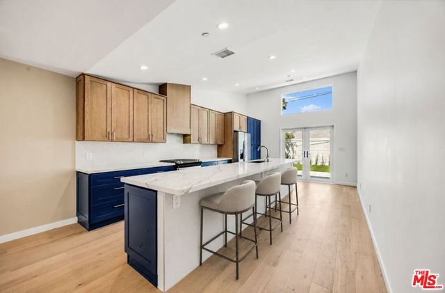 7933 Zelzah Avenue, Reseda, CA 91335