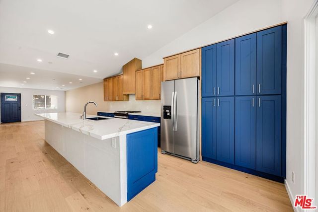 7933 Zelzah Avenue, Reseda, CA 91335