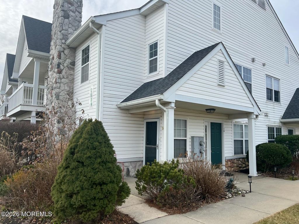 9 Des Moines Court, Tinton Falls, NJ 07712