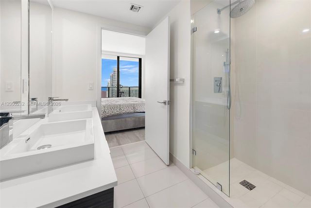 45 SW 9th St 4006, Miami, FL 33130