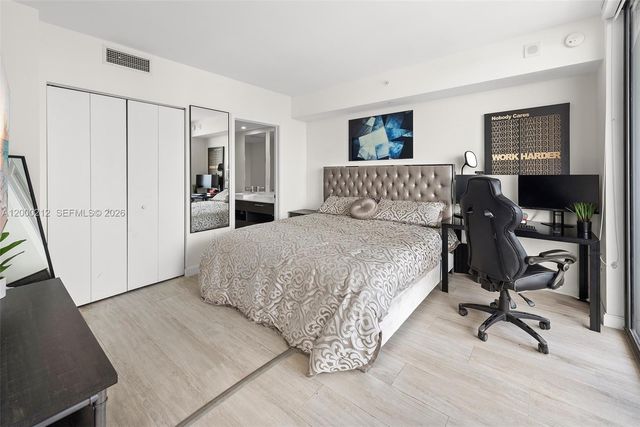 45 SW 9th St 4006, Miami, FL 33130