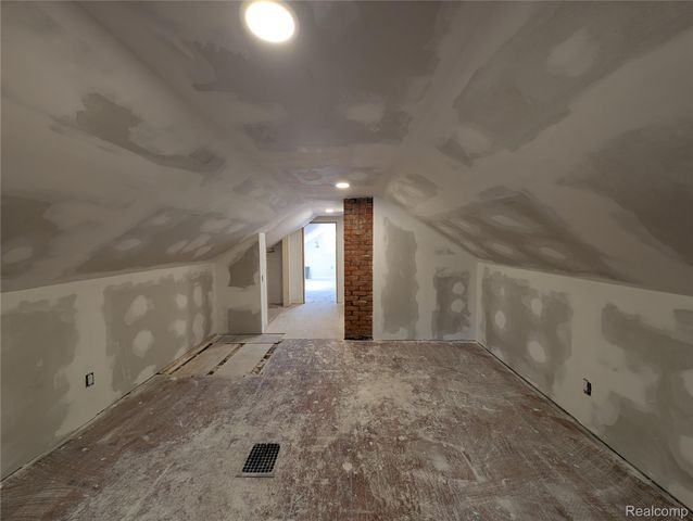 909 Hilldale Drive, Royal Oak, MI 48067