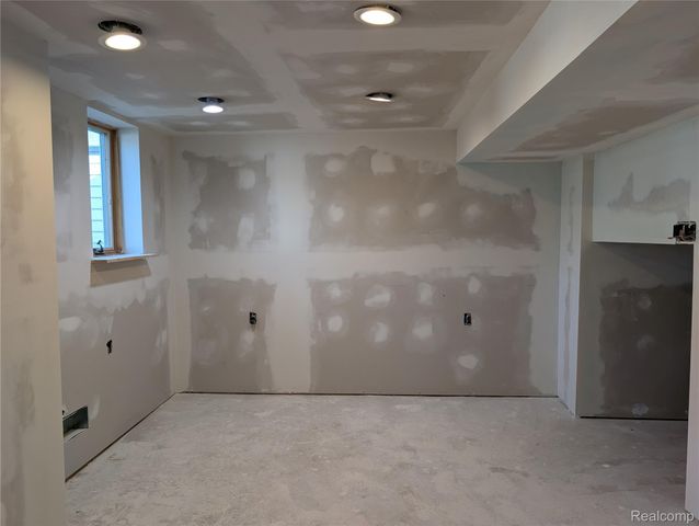 909 Hilldale Drive, Royal Oak, MI 48067