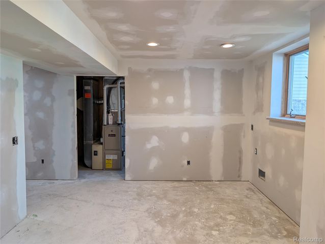 909 Hilldale Drive, Royal Oak, MI 48067