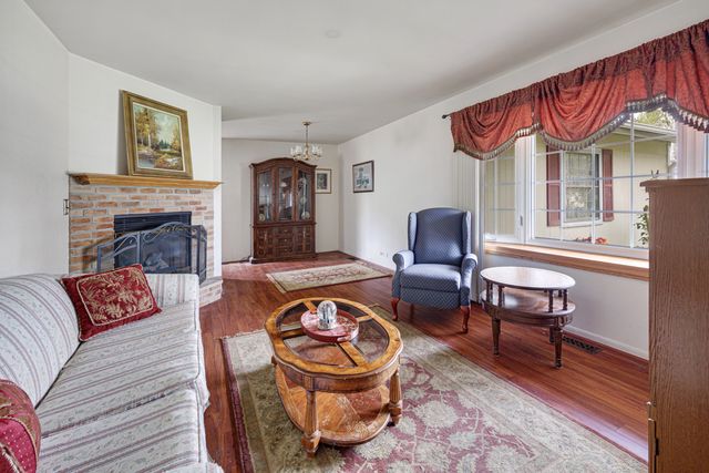 33 Walpole Road, Elk Grove Village, IL 60007