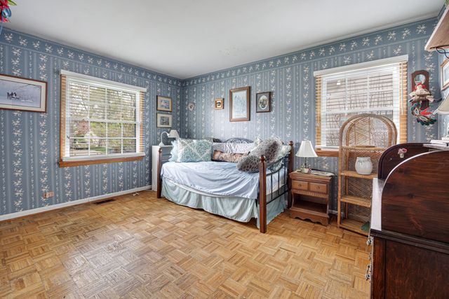 33 Walpole Road, Elk Grove Village, IL 60007