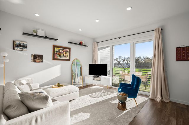 4004 Banister LN 202, Austin, TX 78704