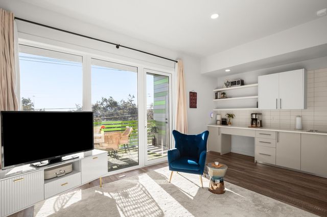 4004 Banister LN 202, Austin, TX 78704