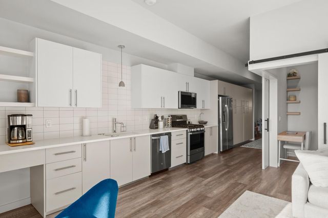 4004 Banister LN 202, Austin, TX 78704