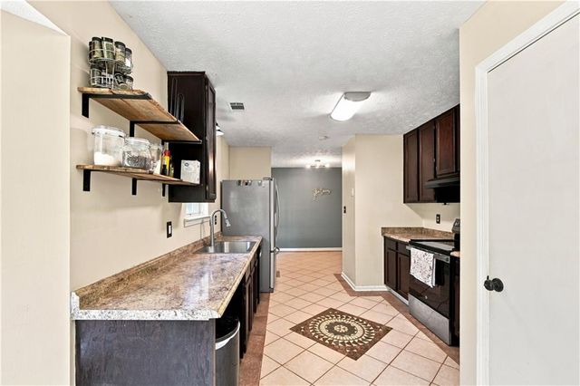 105 Gwenellen Drive, Locust Grove, GA 30248