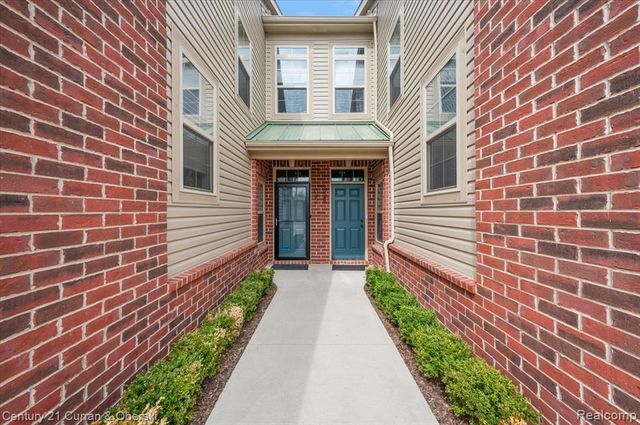 632 Pointe Drive, Walled Lake, MI 48390